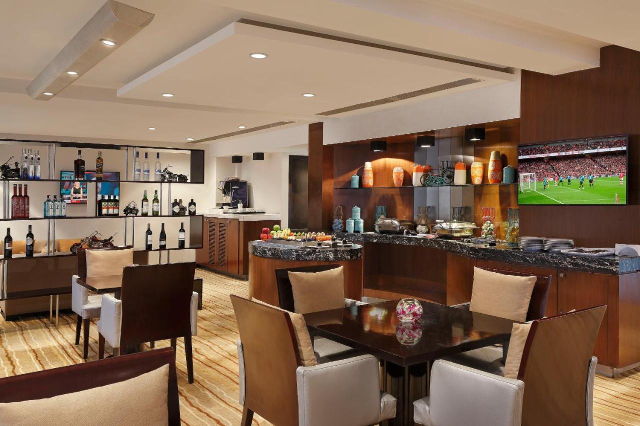 Novotel Mumbai Juhu Beach Exterior foto The Emirates Lounge at Dubai International Airport