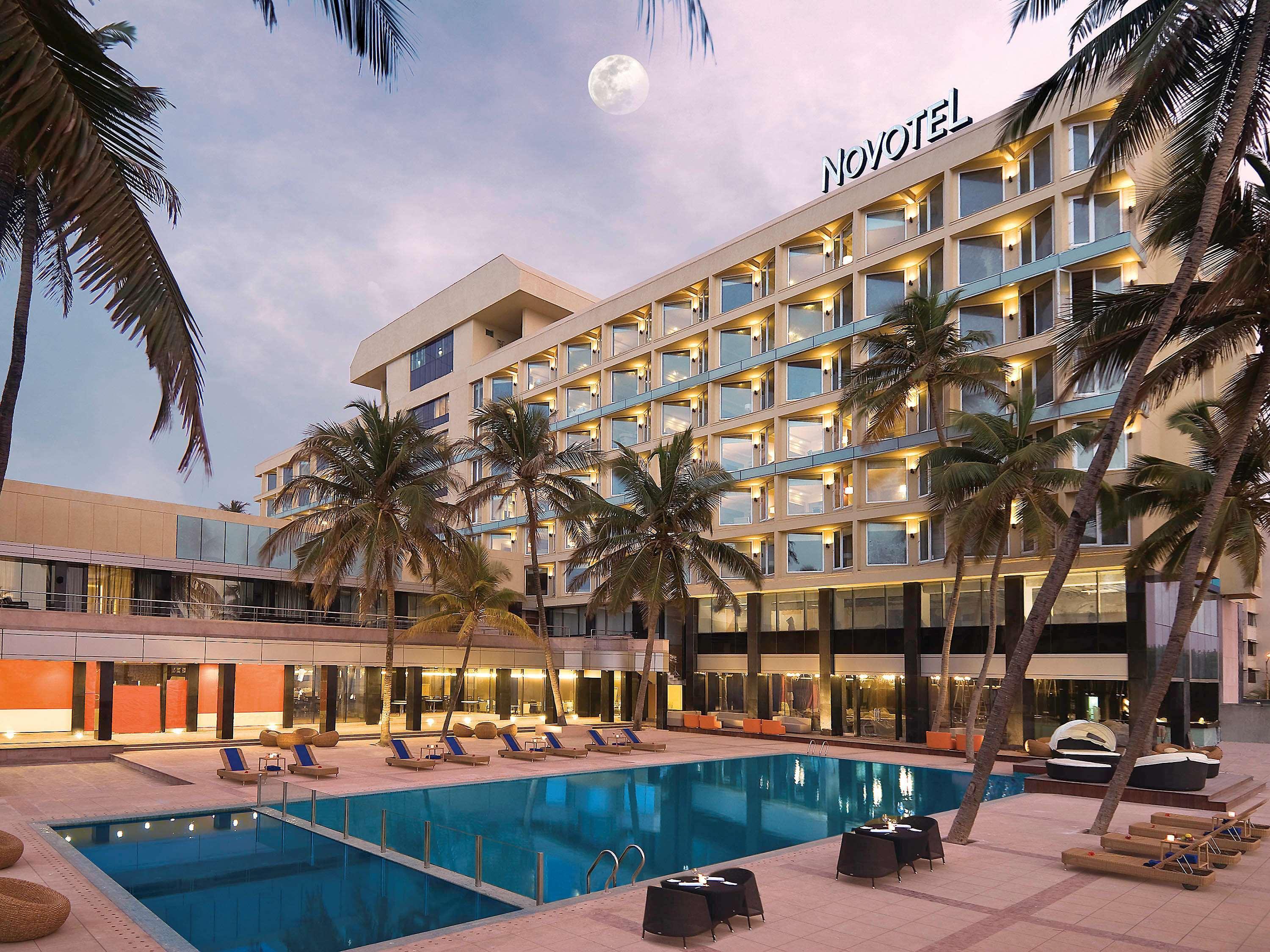 Novotel Mumbai Juhu Beach Exterior foto The hotel's pool