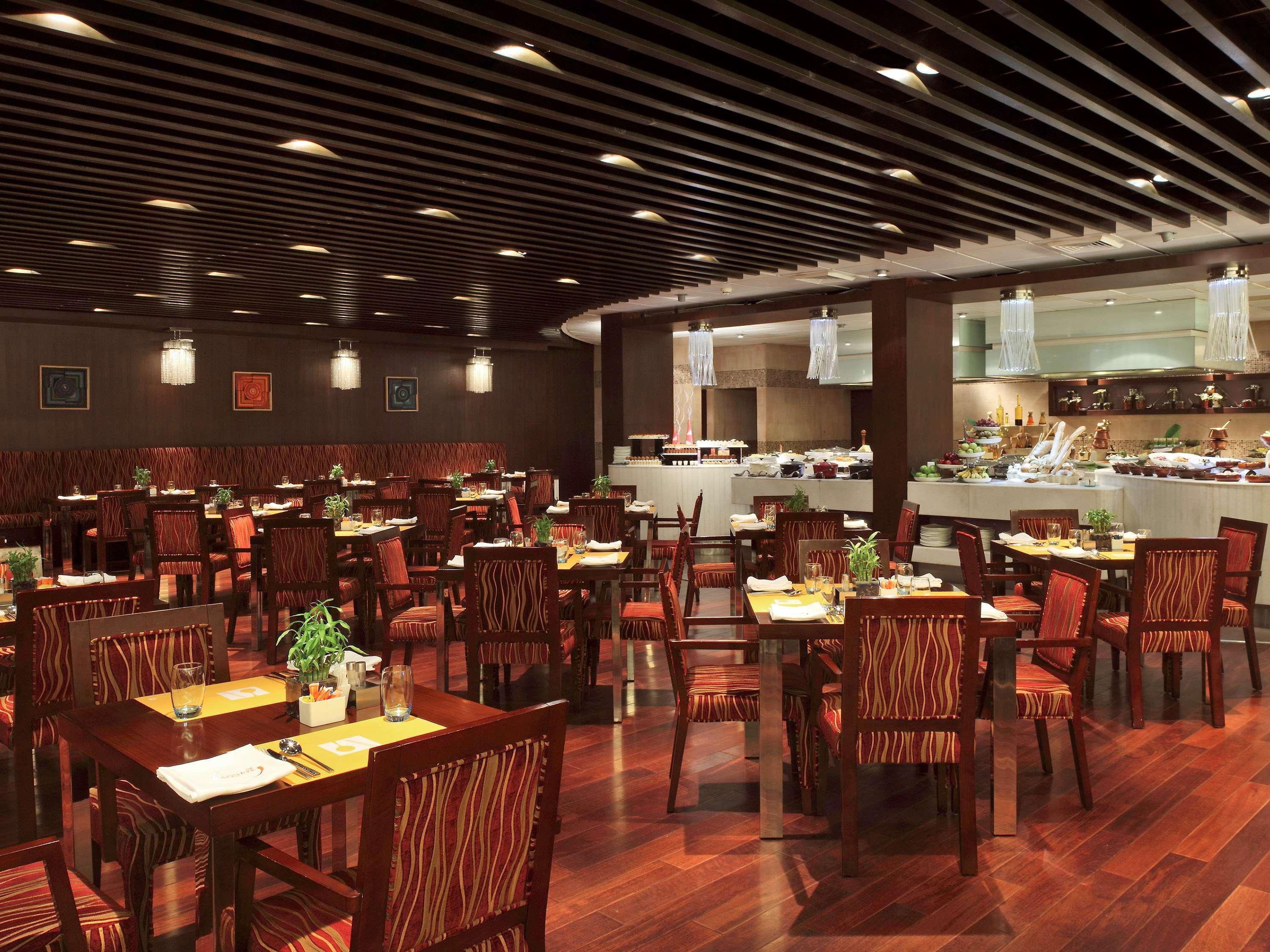 Novotel Mumbai Juhu Beach Exterior foto The restaurant