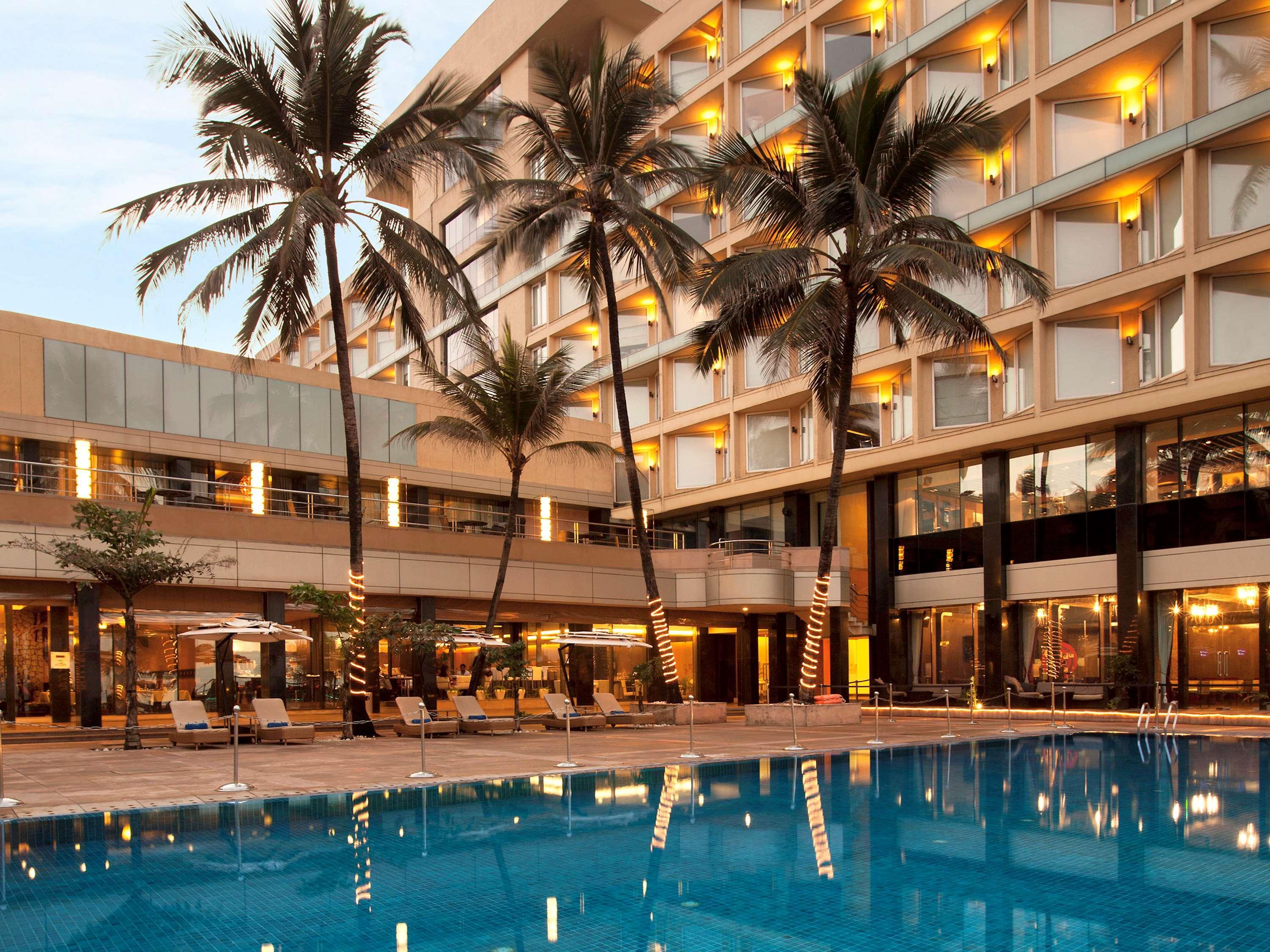 Novotel Mumbai Juhu Beach Exterior foto The Taj Mahal Palace, Mumbai