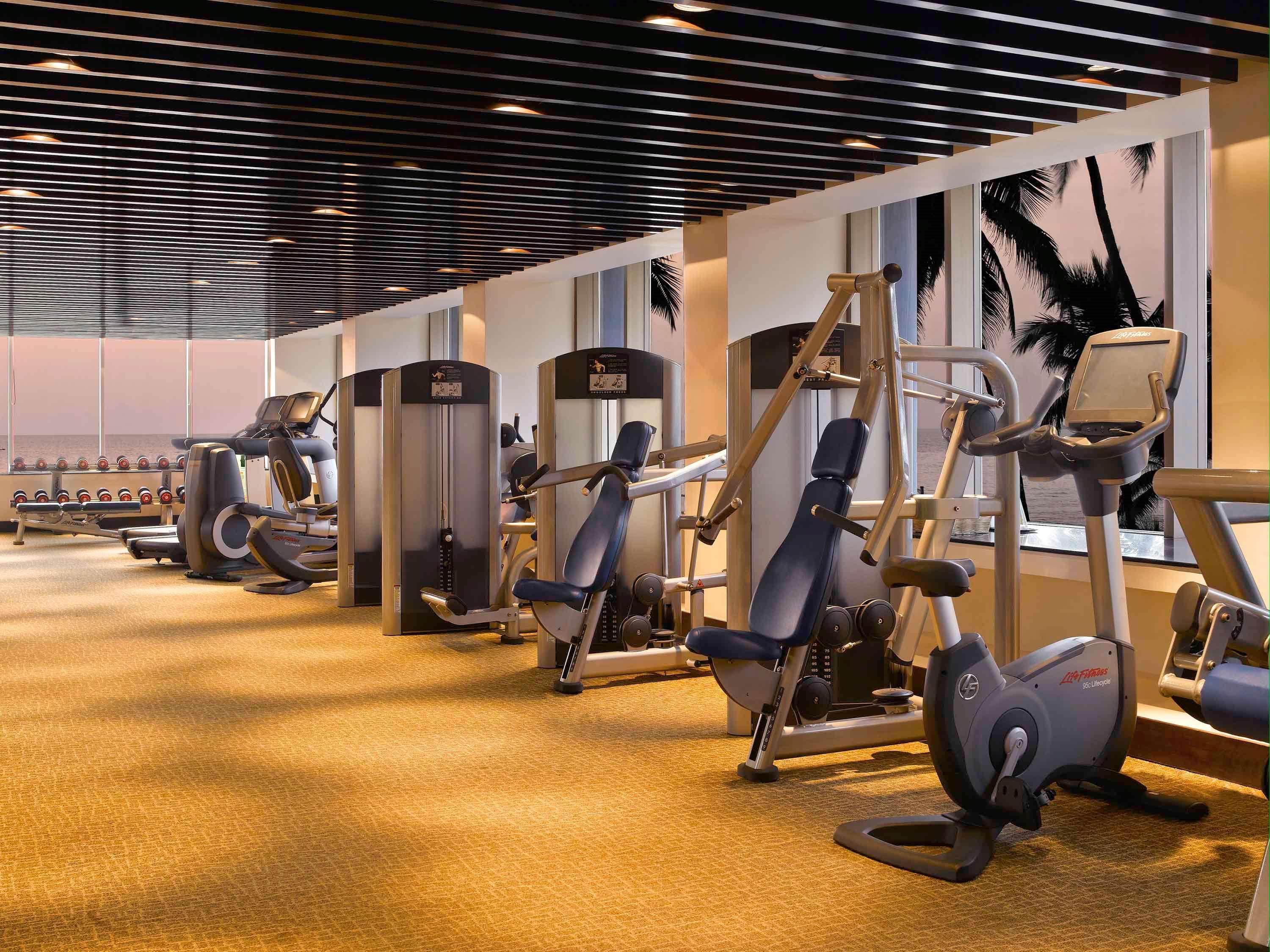 Novotel Mumbai Juhu Beach Exterior foto The gym at the hotel