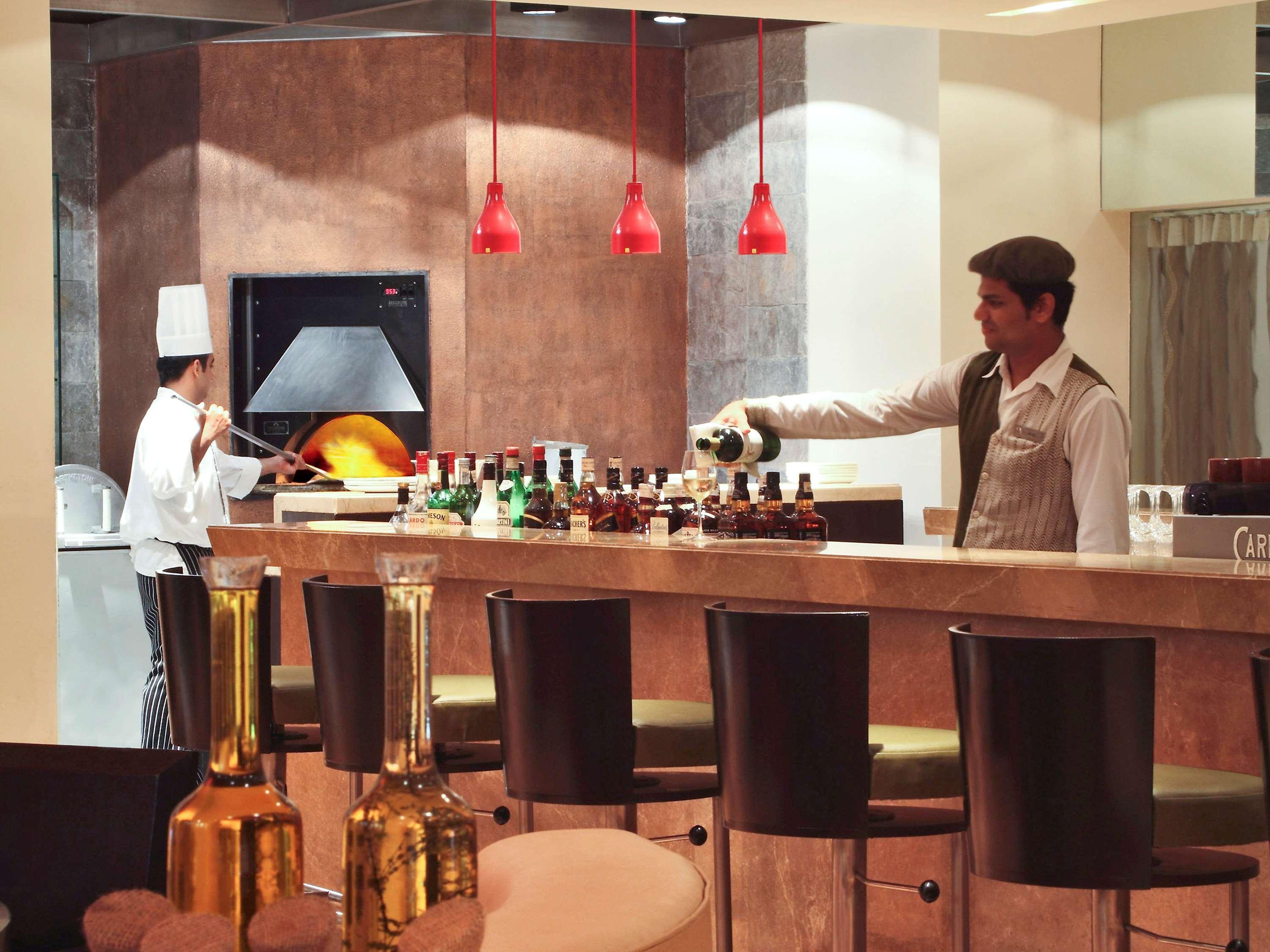 Novotel Mumbai Juhu Beach Exterior foto A bartender at work