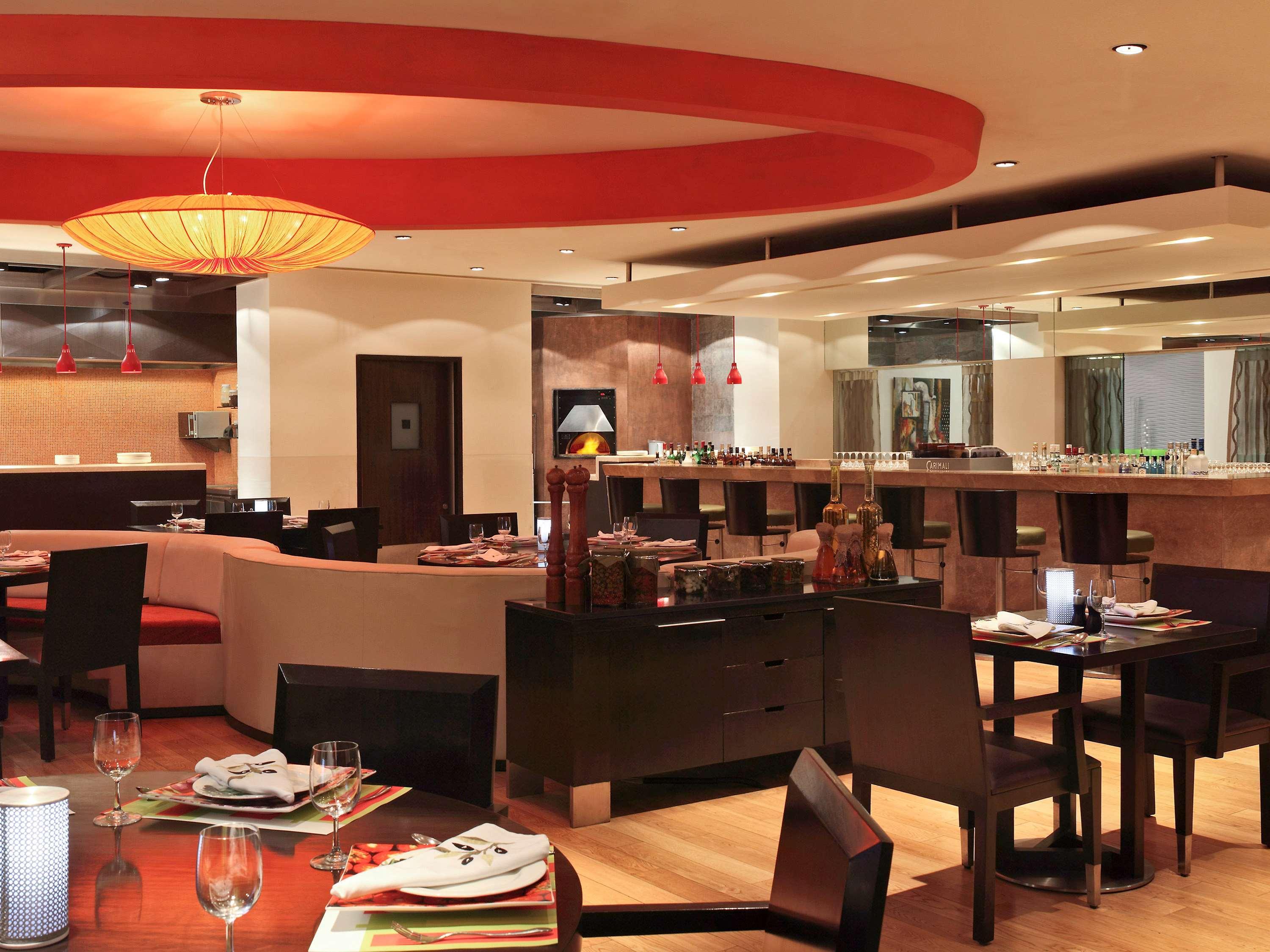 Novotel Mumbai Juhu Beach Exterior foto The interior of a typical restaurant