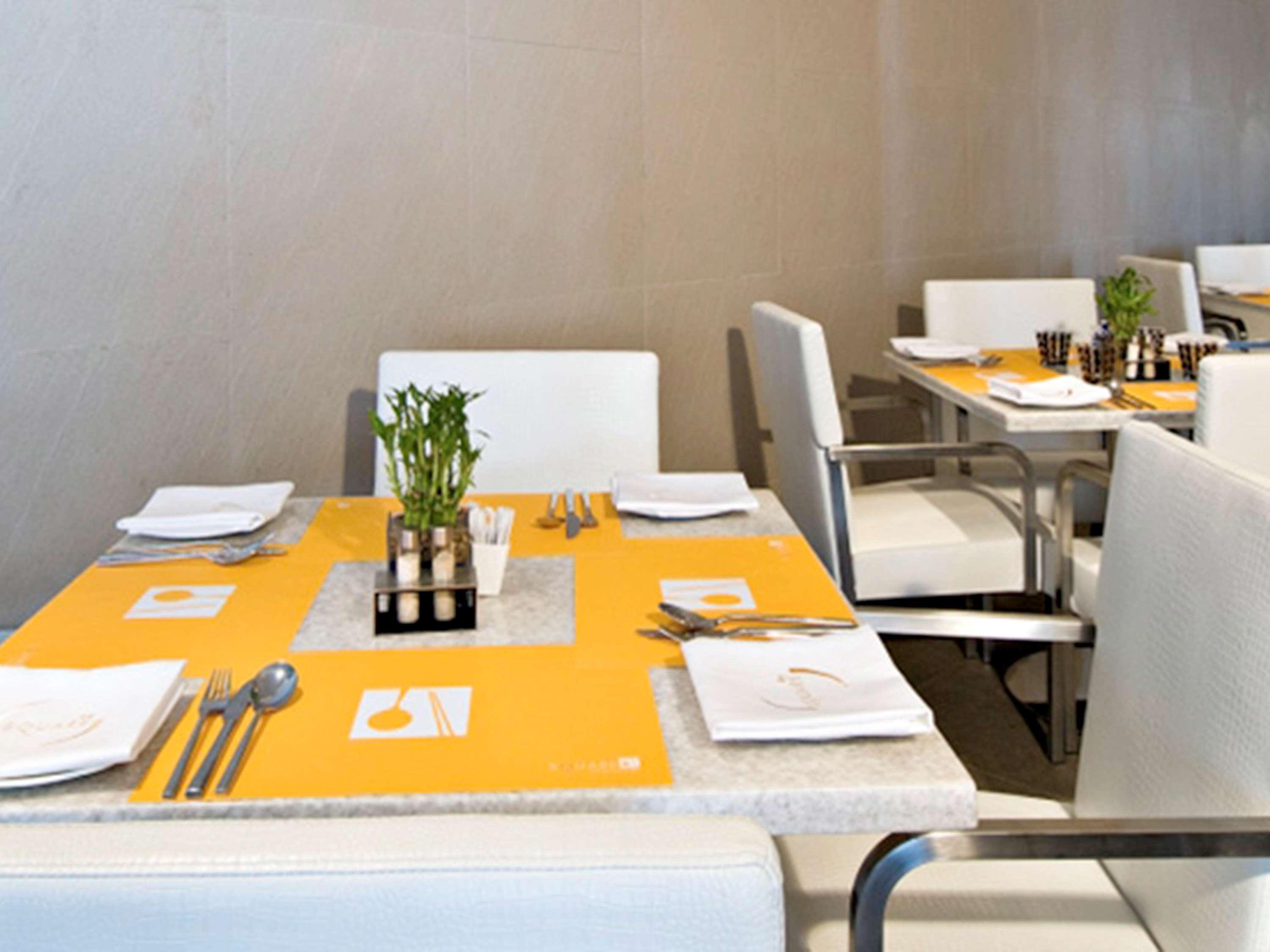 Novotel Mumbai Juhu Beach Exterior foto Restaurant