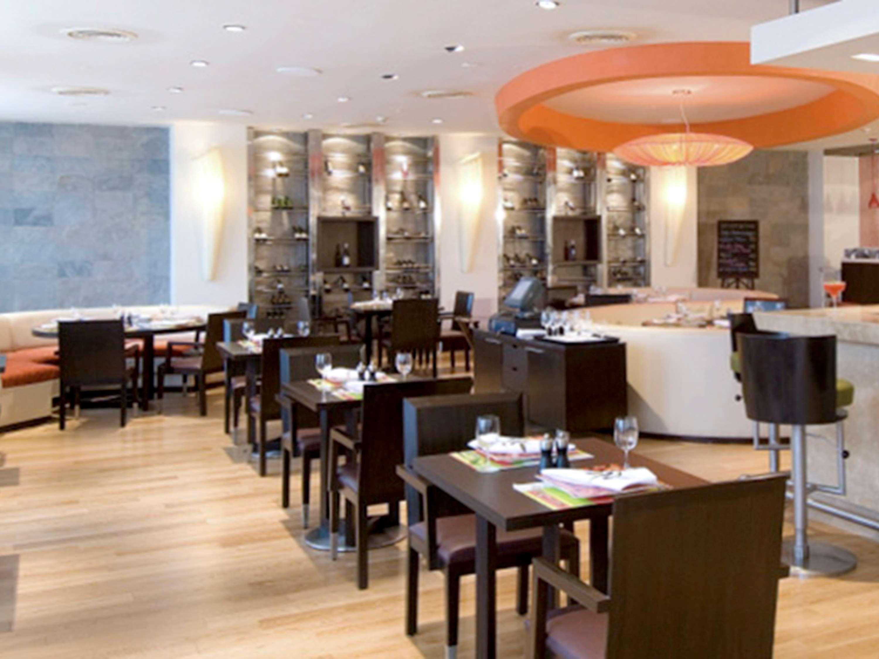 Novotel Mumbai Juhu Beach Exterior foto Restaurant