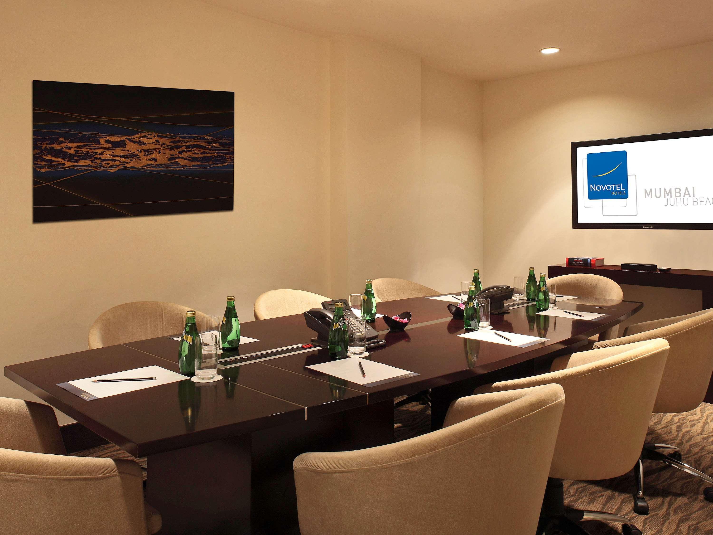 Novotel Mumbai Juhu Beach Exterior foto Meeting room at the hotel